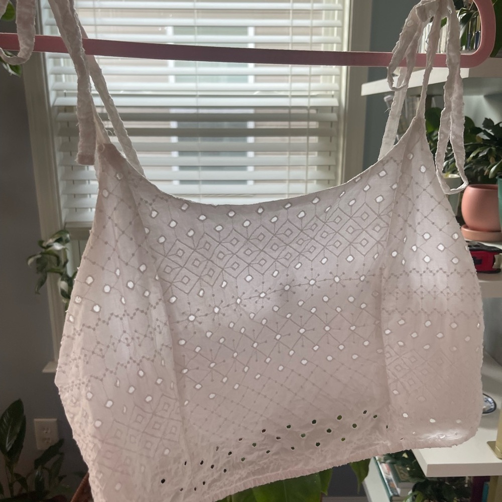 Old Navy White Eyelet Crop Spaghetti Strap Top Medium ☀️🏝️🐚